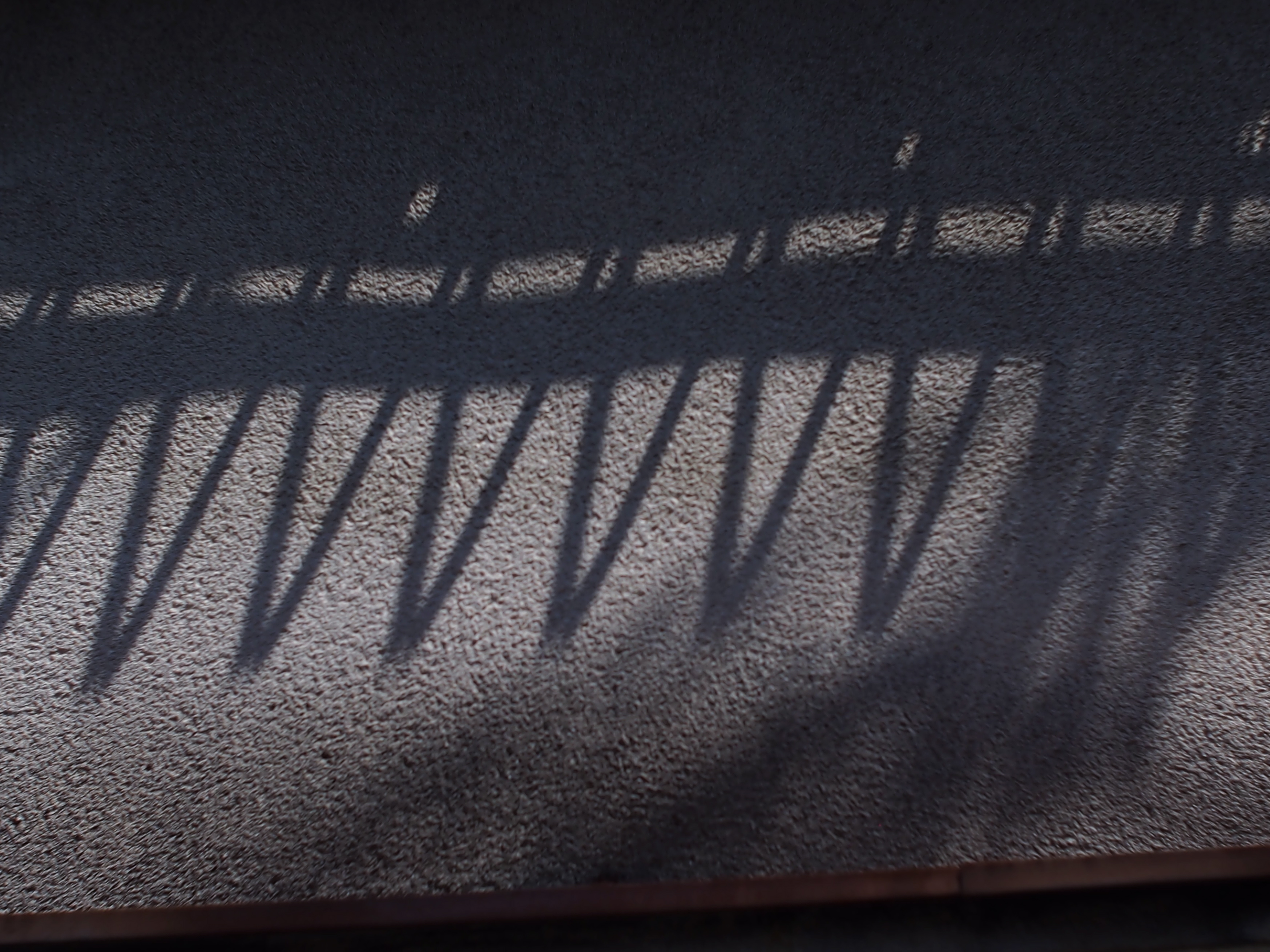 昭和の家 ギザギザの影.jpg